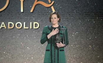 La actriz estadounidense Sigourney Weaver recibe el Goya Internacional durante la gala de la 38 edición de los Premios Goya.