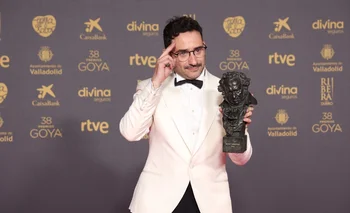 El realizador Juan Antonio Bayona posa con el premio Goya a Mejor Dirección por 