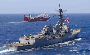 Un destructor de la Marina de Estados Unidos acompaña un buque mercante en el mar Rojo. 