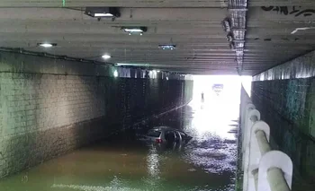 Un hombre murió ahogado en su auto en un túnel en Berazategui