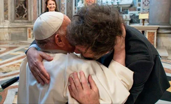 El abrazo entre el Papa Francisco y Javier Milei tras la canonización de Mama Antula