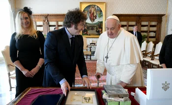 El papa Francisco y el presidente argentino, Javier Milei durante su encuentro privado este lunes en el Vaticano.