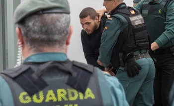 Agentes de la Guardia Civil trasladan a los juzgados de Barbate (Cádiz) a uno de los ocho detenidos por la muerte de dos guardias civiles a los que arrollaron con una narcolancha en Barbate