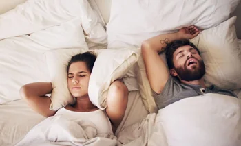 Muchas parejas deciden dormir en piezas separadas cuando uno de ellos ronca muy fuerte.