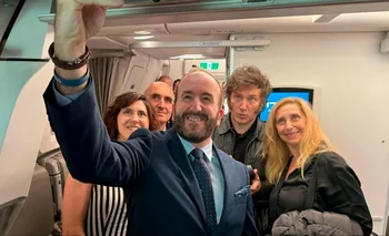 Javier Milei en el avión que lo trajo de vuelta al país tras su exitosa gira