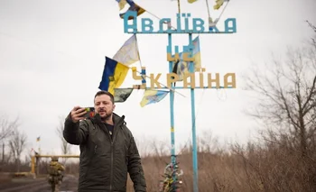 Volodimir Zelensky se toma una selfie a pocos días de cumplirse dos años de invasión rusa a Ucrania.