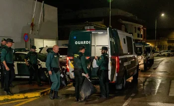 La Guardia Civil introducen en los furgones las pertenencias de los detenidos.