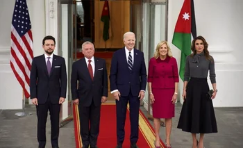 El rey de Jordania, Abdalá II, junto a su hijo Hussein, heredero del trono, en una visita reciente a Washington para interesar a Joe Biden en la solución del conflicto de Gaza.