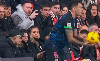 Multan al aficionado que tocó el culo con un dedo al jugador del Sevilla.