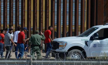 Migrantes latinoamericanos tratando de cruzar la frontera entre México y Estados Unidos.