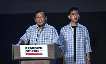 Prabowo Subianto anuncia su victoria junto al candidato a vicepresidente e hijo del actual presidente, Gibran Rakabuming Raka.