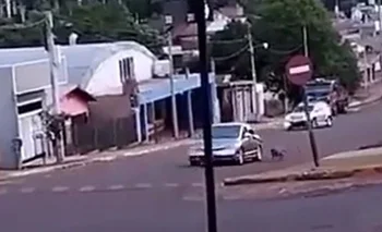 Misiones: un conductor fue captado en video arrastrando a su perro con una soga mientras manejaba