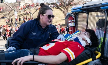 Uno de los heridos evacuados tras el ataque al desfile del Super Bowl.