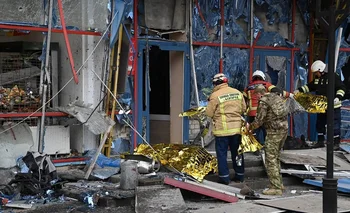 Los bomberos de Bélgorod buscan víctimas en los lugares atacados por las fuerzas de Kiev. 