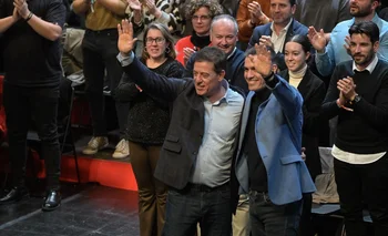El secretario general del PSOE y presidente del Gobierno, Pedro Sánchez (d) y el candidato del PSdeG a la Xunta de Galicia, José Ramón Gómez Besteiro (i), durante un mitin de campaña del PSdeG, en el auditorio del Centro Ágora, a 15 de febrero de 2024, en A Coruña,