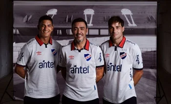 Diego Polenta, Álvaro Recoba y Rafael García con la nueva camiseta de Nacional 2024
