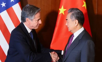 El saludo cordial del secretario de Estado de Estados Unidos, Antony Blinken, y el ministro de Relaciones Exteriores de China, Wang Yi, en la apertura de la Conferencia de Seguridad de Munich.