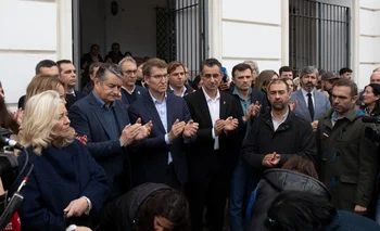 El presidente del PP, Alberto Núñez Feijóo (3i), se ha sumado este lunes al minuto de silencio que hoy se ha guardado en Barbate (Cádiz) en repulsa por la muerte de dos agentes de la Guardia Civil que fueron arrollados por una narcolancha en el puerto de la localidad.