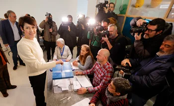 La candidata del BNG a la Presidencia de la Xunta, Ana Pontón, ejerce su derecho a voto en un colegio electoral en Santiago de Compostela junto a la alcaldesa Goretti Sanmartín (i) al comienzo de la jornada electoral en Galicia, este domingo.