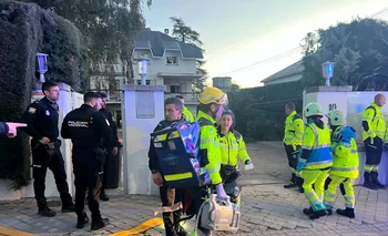 Dos mujeres han fallecido y otra permanece en estado crítico en un incendio registrado este domingo en una residencia de ancianos en el distrito madrileño de Aravaca, ha informado Emergencias Madrid.