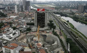 La falla estructural en las obras del subte de San Pablo causó un enorme socavón que se tragó personas, máquinas y vehículos en 2007.
