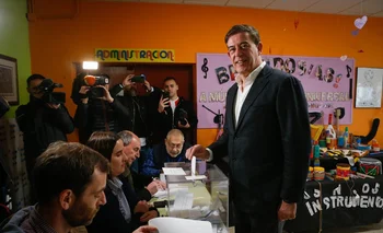 El candidato del PSdeG a la Xunta de Galicia, Xosé Ramón Gómez Besteiro, ejerce su derecho a voto, en el CEIP Rosalía de Castro.