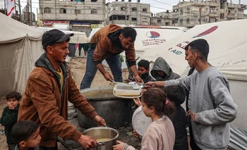 Voluntarios distribuyen alimentos en Rafah en medio de una situación desesperante. 