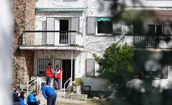 Dos mujeres fallecieron este domingo y otra permanece en estado crítico, víctimas de un incendio registrado en una residencia de ancianos en el noroeste de Madrid, informó el servicio de emergencias de la capital española.