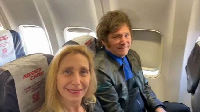 Javier Milei y Karina Milei en avión rumbo a Mar del Plata, semanas atrás