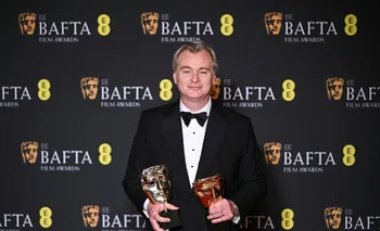 Christopher Nolan posa con los premios BAFTA por su film sobre el padre de la bomba atómica.