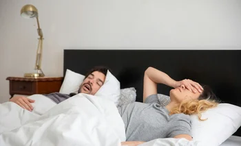La calidad del sueño puede mejorar significativamente al reducir los ronquidos.