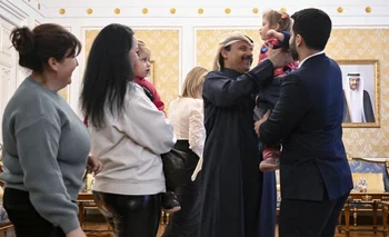 El embajador catarí en Rusia, Sheikh Ahmed bin Nasser Al Thani, y la comisionada rusa para la infancia, Maria Lvova-Belova, con algunos de los niños repatriados.