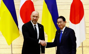 El primer ministro ucraniano, Denys Shmyhal, y su par japonés después de la conferencia sobre la reconstrucción de Ucrania.