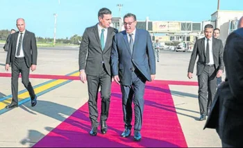 El presidente del Gobierno, Pedro Sánchez, conversa con el jefe del Ejecutivo de Marruecos, Aziz Ajanuch, en el aeropuerto de Rabat
