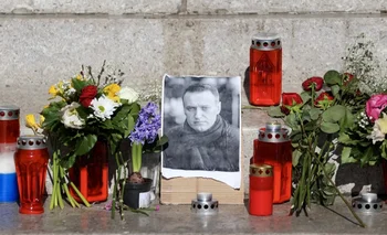 Velas y flores en un memorial de Zagreb, la capital de Croacia. En muchísimas ciudades del mundo aparecieron homenajes espontáneos en repudio a la muerte de Alexei Navalni sucedida el viernes en una prisión rusa.