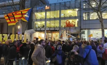 Manifestantes piden la libertad de Julian Assange en Barcelona