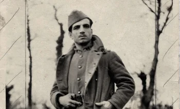 Missak Manouchian sobrevivió al genocidio armenio, se unió a la Resistencia y organizó ataques contra las fuerzas alemanas hasta su detención en noviembre de 1943. 