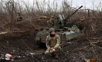 Soldados ucranianos a cargo de una batería antiaérea en la región del Donbás.