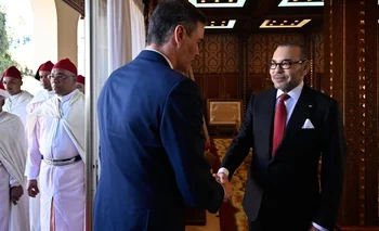 En una foto difundida por la Casa Real marroquí, el rey de Marruecos, Mohamed VI (derecha) saluda al presidente del Gobierno español, Pedro Sánchez, este miércoles en Rabat