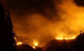 Los incendios se desataron el pasado 2 de febrero; las llamas barrieron cerros sobrepoblados matando 133 personas y destruyendo unas 7.000 casas.