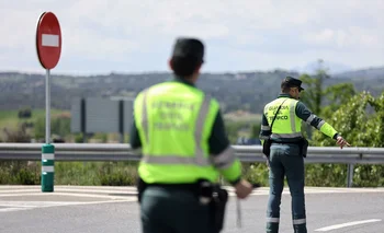 Dos agentes de la Guardia Civil en un control de tráfico