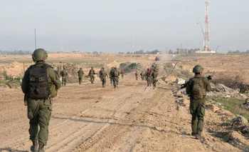 Soldados israelíes patrullan la Franja de Gaza en medio de negociaciones para una tregua con devolución de rehenes.
