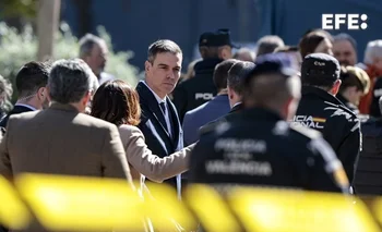 El presidente del Gobierno, Pedro Sánchez, ofrece toda la ayuda necesaria ante la "terrible tragedia" que se vive tras el incendio que ha devastado dos edificios en Valencia