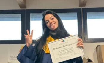 Oriana mostrando su diploma