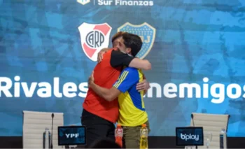 Armani y Figal se fundieron en un abrazo en la conferencia de prensa