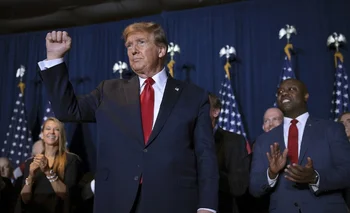El expresidente Donald Trump saluda a sus partidarios luego de su victoria en Carolina del Sur.