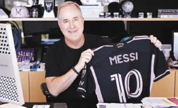 Jorge Mas en su despacho en Coral Gables, con la camiseta de Inter Miami de Lionel Messi.