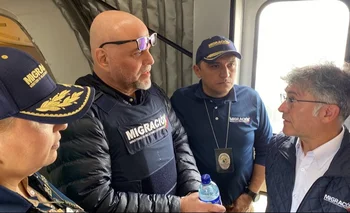 El exjefe paramilitar Salvatore Mancuso, que fue comandante de las Autodefensas Unidas de Colombia, junto al director de migraciones Carlos Fernando García.