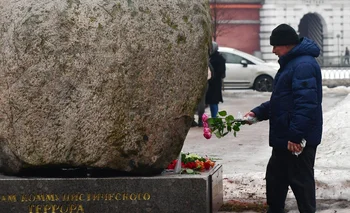 . Simpatizantes del opositor ruso colocaron flores en un monumento a las víctimas de la represión soviética en San Petersburgo.