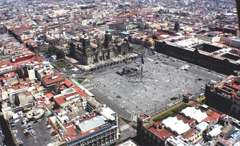 Vista aérea de la Plaza de la Constitución, conocida como El Zócalo, en el centro de la ciudad de México, donde viven 22 millones de habitantes sumando a la periferia. 